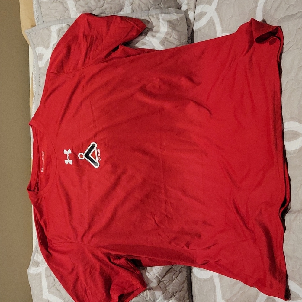 NWOT Under Armour :   Loose Fit HeatGear Shirt   Red   XL